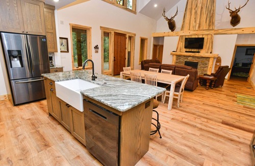Bear Basin Estates Casa | White Bark Lodge - Secluded - 8 person Hot Tub - Fire Pit - WiFi