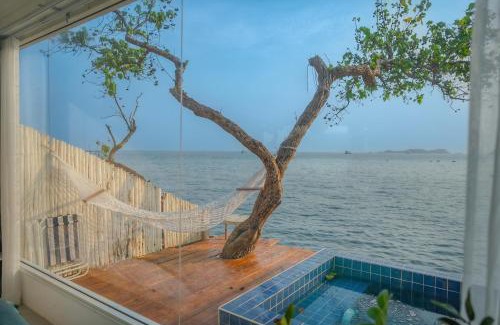Koh Lan Hotel | White Beachfront Pool Villa Koh Larn