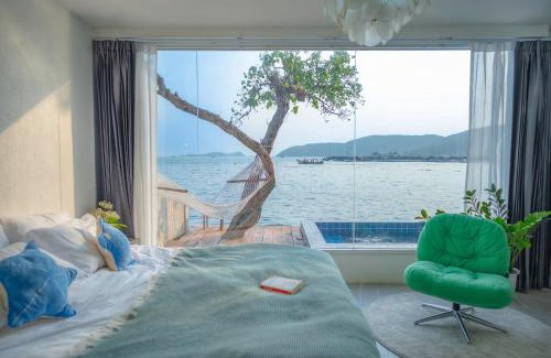 Koh Lan Hotel | White Beachfront Pool Villa Koh Larn