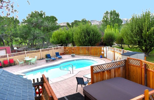 Orderville Cabina | White Cliffs are Truly a Glorious Sight -Pool -Hot Tub-Breakfast-Farm-Zion/Bryce