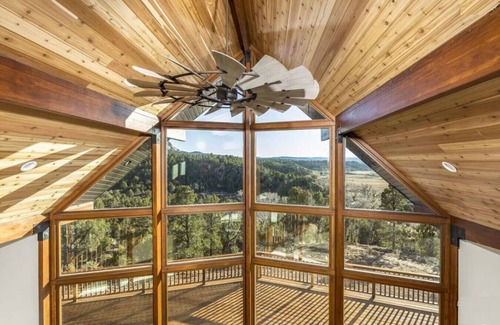 Orderville Cabina | White Cliffs Vista, Panoramic Views, Hot Tub, Epic Views!