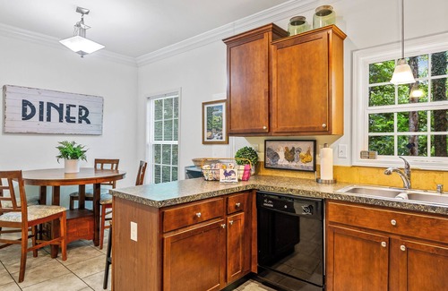 Skyland Cabaña | "White Cottage Inn" Charming, Cozy, Convenient!