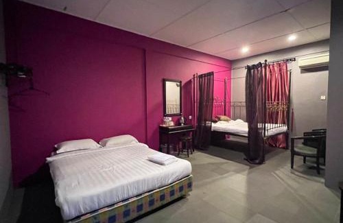 Kuching Cabina | White Cottage