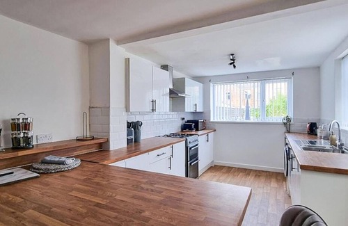 Cleethorpes Casa | White Cozy House With Pool Table Game Room