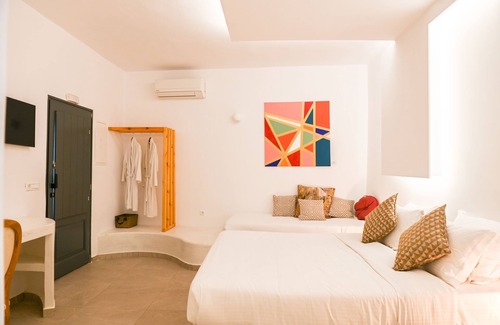 Akrotiri Hotel | White Curves