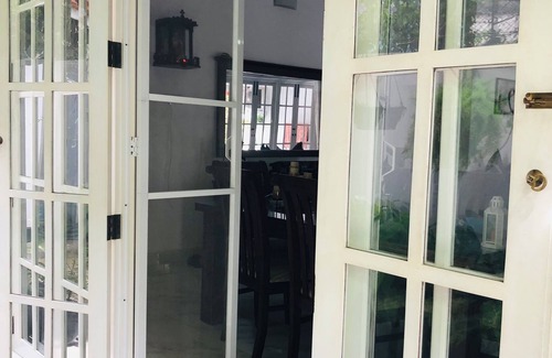 Hendala Villa | White house 10 mins to beach 15mins to airport 15 mins to Colombo