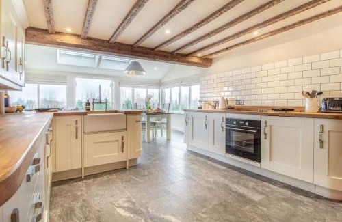 Halesworth Casa | White House Lodges - Dragonfly