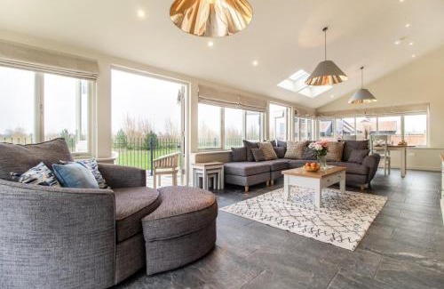 Halesworth Casa | White House Lodges - Dragonfly