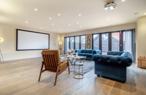 Halesworth Casa | White House Lodges - Dragonfly