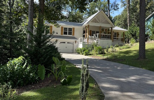 Woodstock Casa | White House on a hill Pet f., close to wedding venues, Roswell, Milton & Canton.
