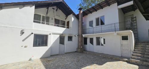 Vladesti Villa | White house Vladesti