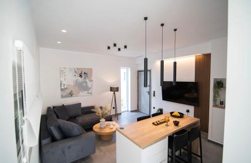 Vouliagmeni Apartamento | White House Vouliagmeni 2-Free parking-next to the sea