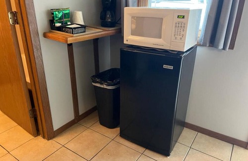 White Lake Cabina | White Lake Lodge - 2 Queen - Room 3 - Sleeps 4