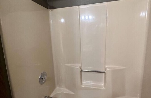 White Lake Cabina | White Lake Lodge - 2 Queen - Room 3 - Sleeps 4