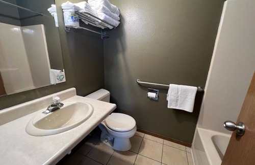 White Lake Cabina | White Lake Lodge - 2 Queen - Room 5 - Sleeps 4