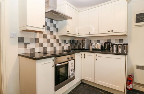 Brynsiencyn Casa | WHITE LILAC COTTAGE, pet friendly, with open fire in Brynsiencyn