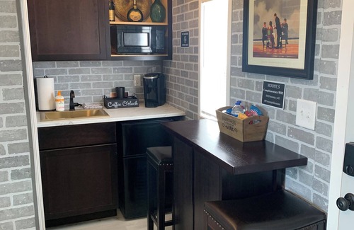 Eureka Springs Cabina | White Moon tiny cabin close to everything with Mountain View. No cleaning fees !