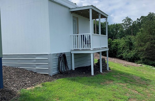 Eureka Springs Cabina | White Moon tiny cabin close to everything with Mountain View. No cleaning fees !