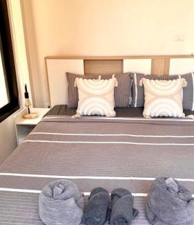 Chaloklum Casa | White Pearl 2BR Beachfront House Malibu Seaview