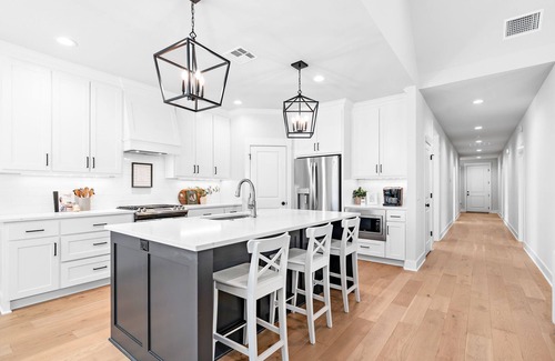 North Waco Casa | White Retreat on 5th - 3.5 Bathrooms!