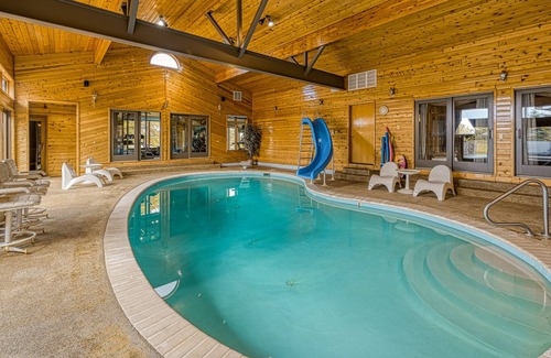 Friendsville Casa | White Rock Casa | House in Friendsville with private indoor pool, hot tub, gym