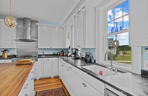 Morehead City Casa | White Rock-Soundfront Home with Pool