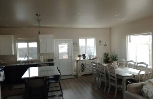 Hildale Casa | White Rocks-4beds, 3bath,hot tub