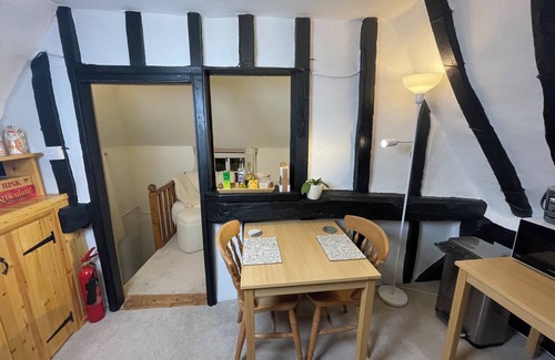 Horseheath Apartamento | White Rose Annex – A Charming Getaway Nested in a Historical Cottage!