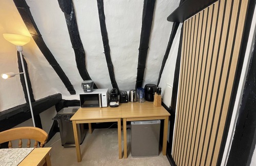 Horseheath Apartamento | White Rose Annex – A Charming Getaway Nested in a Historical Cottage!