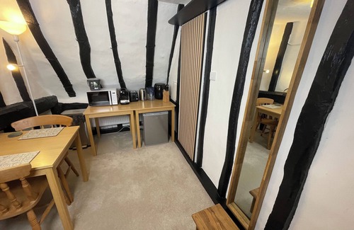 Horseheath Apartamento | White Rose Annex – A Charming Getaway Nested in a Historical Cottage!