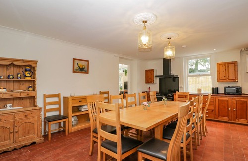 Whitchurch Cabaña | WHITE ROSES, pet friendly, character holiday cottage in Monmouth
