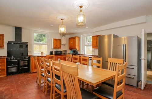 Whitchurch Cabaña | WHITE ROSES, pet friendly, character holiday cottage in Monmouth