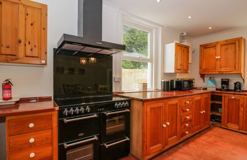 Whitchurch Cabaña | WHITE ROSES, pet friendly, character holiday cottage in Monmouth