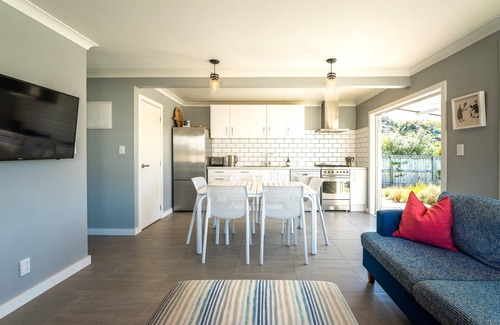 Palm Beach Cabaña | White Sands Cottage - White Sands Cottage at Palm Beach is a beautifully presented and fully restored 1950s weatherboard bach located just 50 metres from the white sands of Palm Beach. With 2 bedrooms and 1 bathroom this is a perfect family cottage a