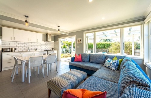 Palm Beach Cabaña | White Sands Cottage - White Sands Cottage at Palm Beach is a beautifully presented and fully restored 1950s weatherboard bach located just 50 metres from the white sands of Palm Beach. With 2 bedrooms and 1 bathroom this is a perfect family cottage a