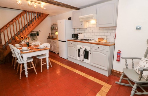 Youlgreave Cabaña | WHITE SWAN COTTAGE, pet friendly, with open fire in Youlgreave
