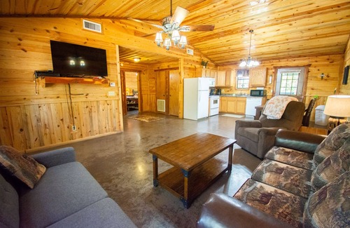 Board Camp Cabina | White Tail|18Acres|Private Creek|Swim|Hiking|ATV Trails|Mtn Cabin