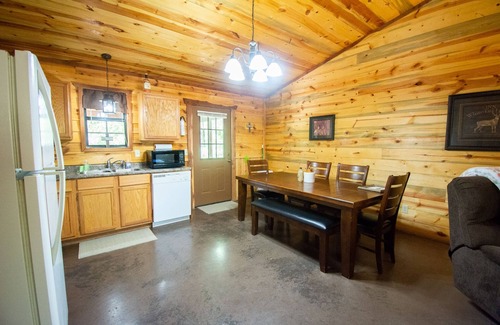 Board Camp Cabina | White Tail|18Acres|Private Creek|Swim|Hiking|ATV Trails|Mtn Cabin