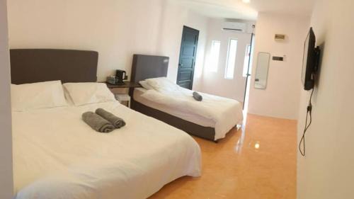 Kampung Kedawang Hotel | White Village Pool Chalet