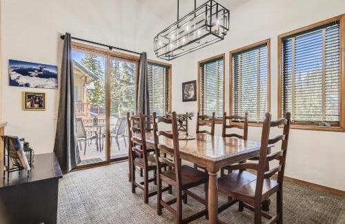 Peak 8 Casa | White Wolf #890 - Great Home with Private Outdoor Hot Tub - Shuttle to Slopes