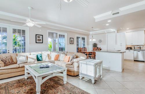 Mid Island Apartamento | Whitecap Condo Beachfront Splendor