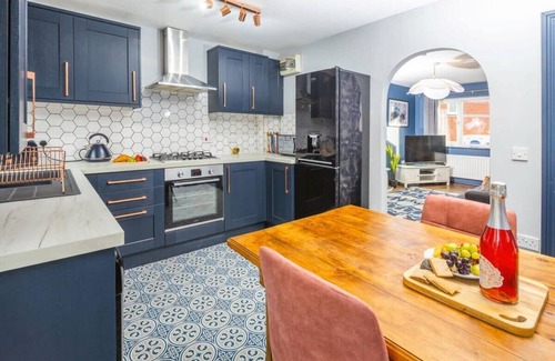 Darcy Lever Casa | Whiteoak House - 2 bed house stone's throw from the Moses Gates Country Park