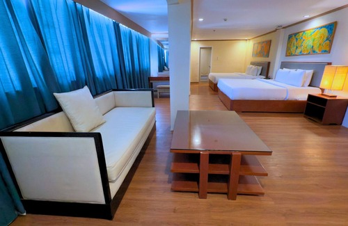 Subic Complejo | Whiterock Beach Hotel + Waterpark
