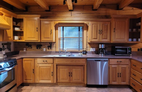 Rogers Cabina | Whitetail Cabin - fireplace, theater room, Wifi!, Family-Sized Log Cabin at Beaver Lake w Forest Vie