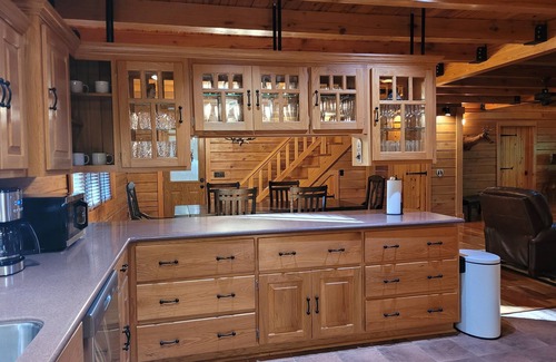 Rogers Cabina | Whitetail Cabin - fireplace, theater room, Wifi!, Family-Sized Log Cabin at Beaver Lake w Forest Vie