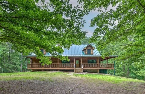 Rogers Cabina | Whitetail Cabin - fireplace, theater room, Wifi!, Family-Sized Log Cabin at Beaver Lake w Forest Vie