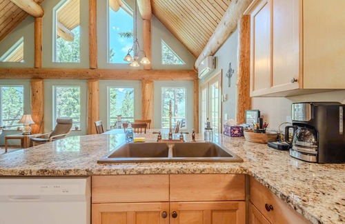 Eureka Cabina | Whitetail Cabin – Glen Lake Views | Pool Table
