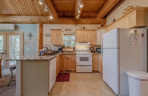 Eureka Cabina | Whitetail Cabin – Glen Lake Views | Pool Table