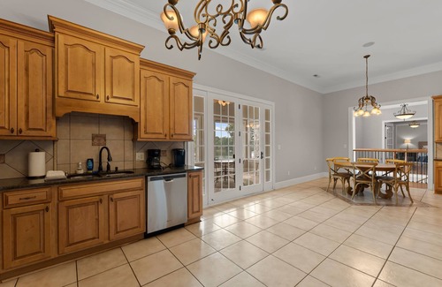 Troutman Casa | Whitetail Cove by AvantStay | Lakefront w/ Pool + Private Dock | Sleeps 20
