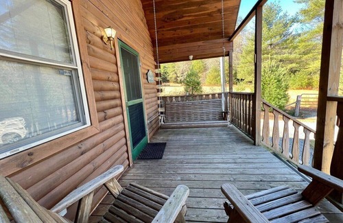 Laurel Springs Cabina | Acogedora cabaña cerca de Blue Ridge Parkway, admite mascotas, estanque, gas FRPL
